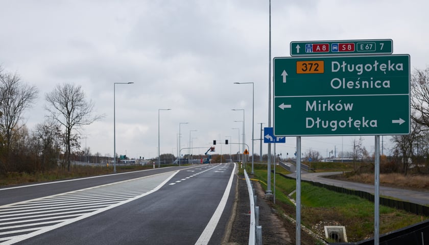 Na zdjęciu widać Wschodnią Obwodnicę Wrocławia, na której trwają ostatnie prace - malowanie pasów i sprawdzanie świateł