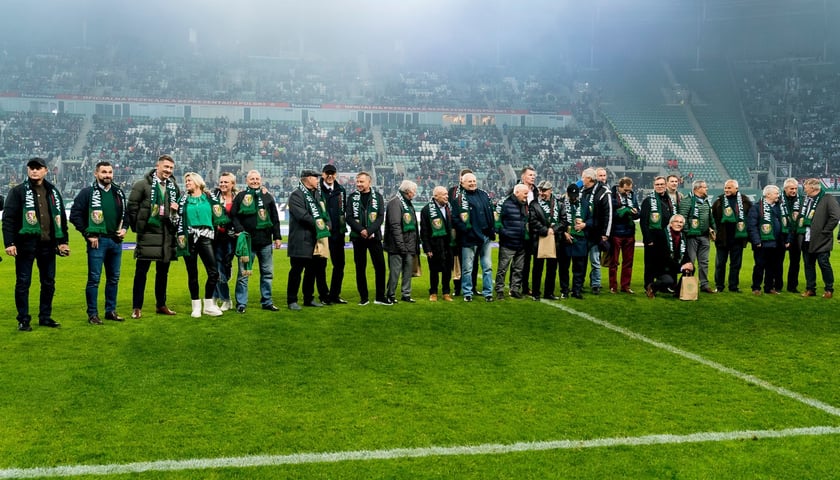 Na zdjęciu legendy Śląska Wrocław na murawie podczas meczu Śląsk Wrocław - Legia Warszawa