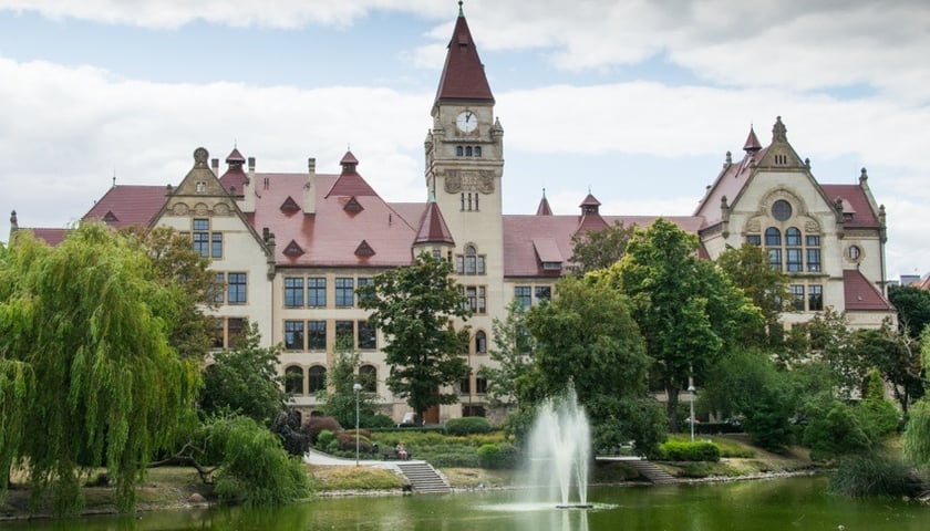 Wrocławski „Hogwart” – siedziba Architektury PWr odmieniona [ZDJĘCIA, WIDEO]