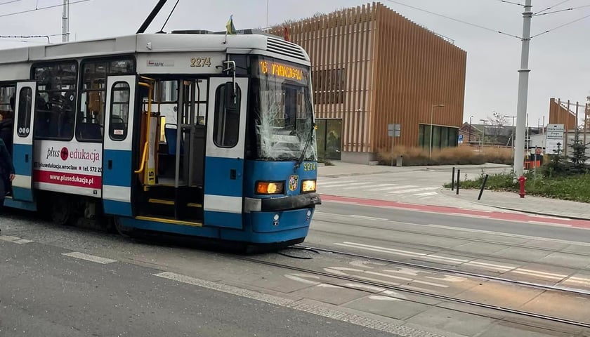 Na zdjęciu widać tramwaj, który zderzył się z autobusem 