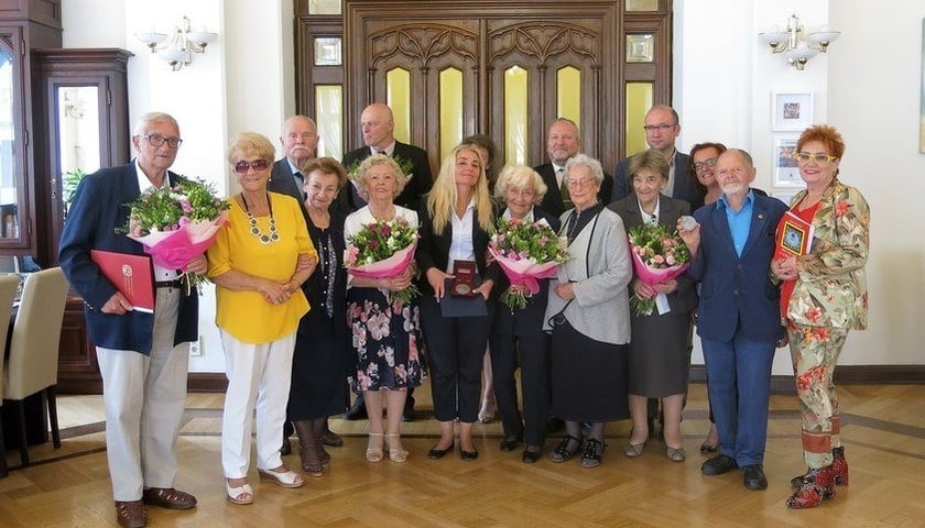 Goście prezydenta Wrocławia – nestorzy działalności artystycznej i społecznej w mieście z osobami towarzyszącymi