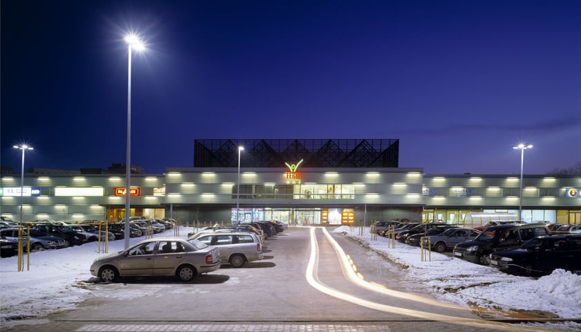 Na zdjęciu Centrum Handlowe Ferio Gaj przy ul. Świeradowskiej, widok w nocy