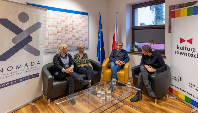 Na zdjęciu: Leszek Gaś, dyrektor Biura Parlamentu Europejskiego we Wrocławiu, Bartłomiej Ciążyński, wiceprzewodniczący RMW oraz prowadzące warsztaty: dr Ewa Jupowiecka i Alina Szeptycka