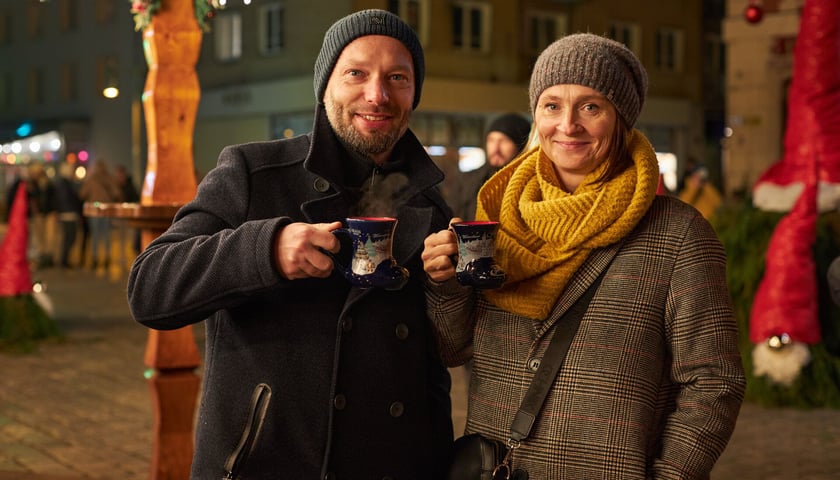 Na zdjęciu zadowolona para na otwarciu Jarmarku Bożonarodzeniowego 2022 na wrocławskim Rynku