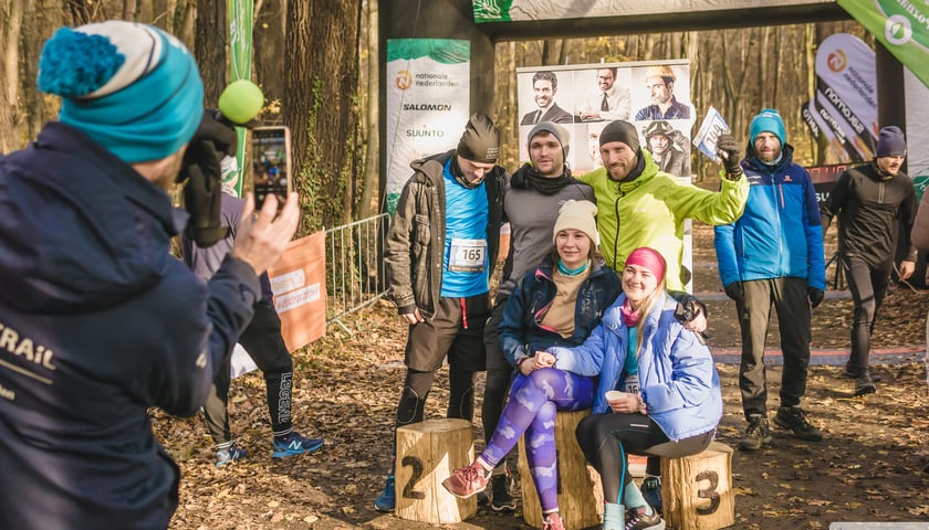 Na zdjęciu zwycięzcy listopadowego biegu CITY TRAIL w Lesie Osobowickim