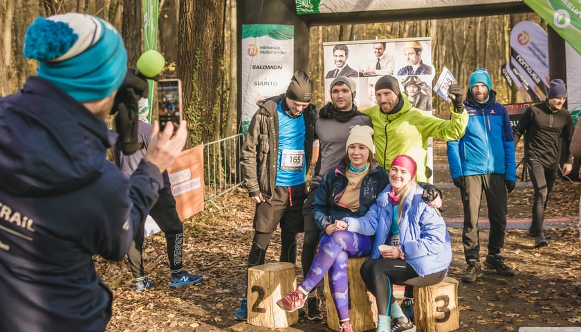Na zdjęciu zwycięzcy listopadowego biegu CITY TRAIL w Lesie Osobowickim