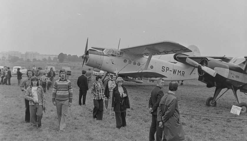 Wystawa lotnicza na lotnisku na Gądowie Małym, 15.09.1974 r.; z lewej samolot An-2, zwany ?Antkiem? (fot. Stanisław Kokurewicz)