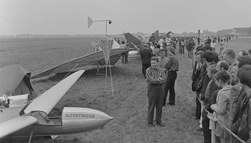 Samolot ?Kukułka? na lotnisku na Gądowie Małym, 12.08.1971 r; za sterami konstruktor ? Eugeniusz Pieniążek (fot. Stanisław Kokurewicz).