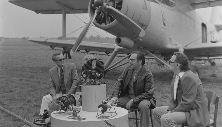 Samolot An-2, zwany ?Antkiem?, na wystawie lotniczej na lotnisku na Gądowie Małym, 15.09.1974 r. (fot. Stanisław Kokurewicz).