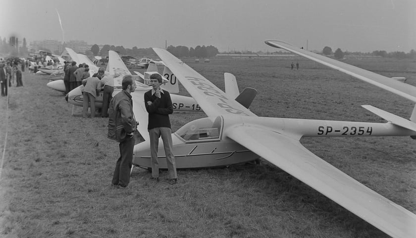 Szybowiec SZD-25 ?Lis? na wystawie lotniczej na lotnisku na Gądowie Małym, 15.09.1974 r. (fot. Stanisław Kokurewicz).