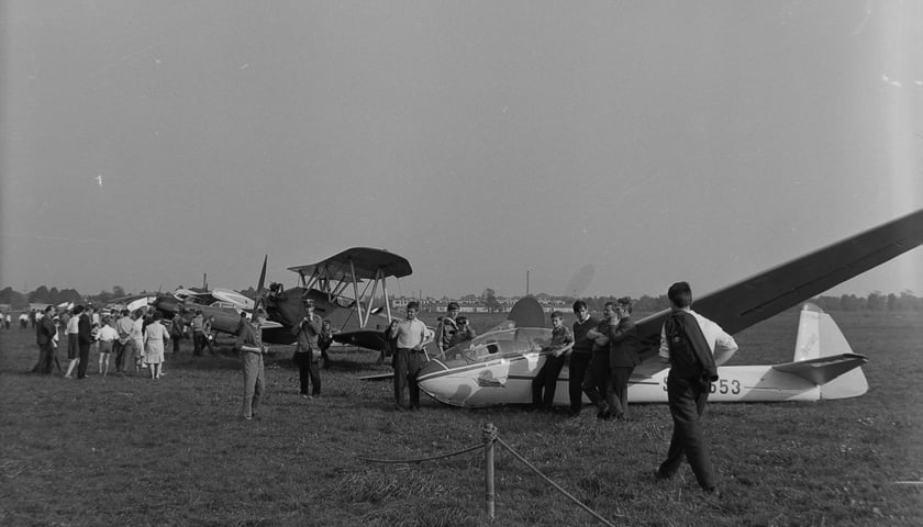 Wystawa lotnicza na lotnisku na Gądowie Małym, lata 70. XX w.; na pierwszym planie szybowiec SZD-9 bis ?Bocian?, dalej samolot Po-2, zwany ?Kukuruźnikiem? (fot. Stanisław Kokurewicz).