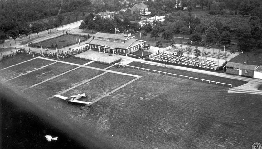 Lata 1935-1943, drewniany budynek portu lotniczego na gądowskim lotnisku, źródło:    Luftbildarchiv Ostland / fotopolska.eu