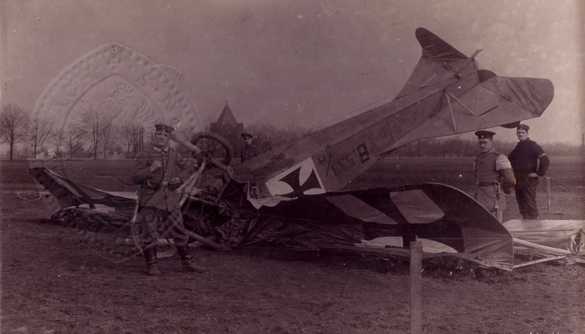 1916 r., kraksa na wrocławskim lotnisku na Gądowie Małym. W tle kaplica cmentarna na cmentarzu żydowskim. Źródło: fotopolska.eu