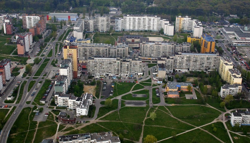 29 kwietnia 2005 r., Gądów Mały. Dawne tereny lotniska między ulicą Drzewieckiego i Horbaczewskiego.  Źródło: Wydział Ruchu Drogowego Komendy Wojewódzkiej Policji we Wrocławiu / fotopolska.eu