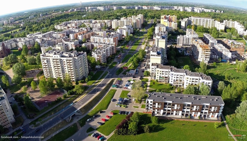 8 maja 2014 r., ul. Bajana, widok w kierunku ulicy Szybowcowej. Źródło: Columba livia / fotopolska.eu