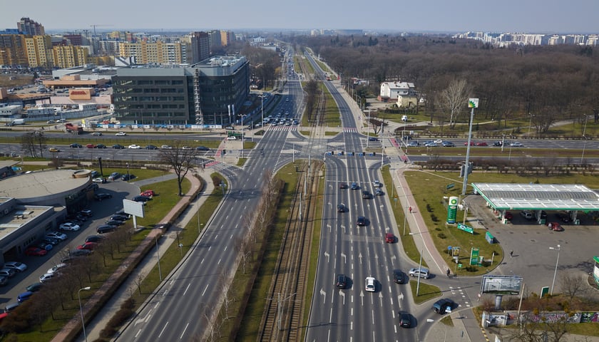 21 marca 2015 r., skrzyżowanie ulic Legnickiej, Lotniczej, Milenijnej i Na Ostatnim Groszu. Źródło:  Columba livia / fotopolska.eu