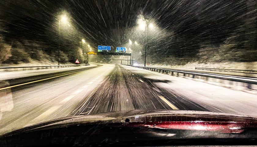 Uważajcie! Od godziny 15 może być bardzo ślisko na chodnikach i drogach. Na zdjęciu widać oblodzoną drogę 