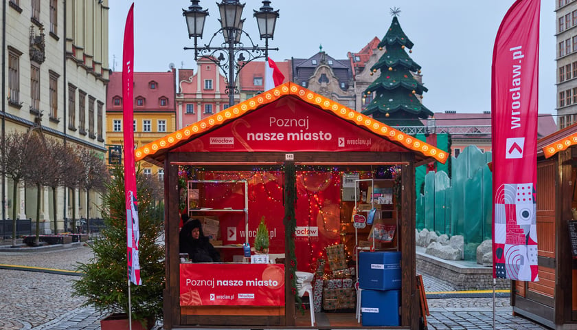 Na zdjęciu "domek miejski" - stoisko miasta Wrocław na Jarmarku Bożonarodzeniowym w Rynku
