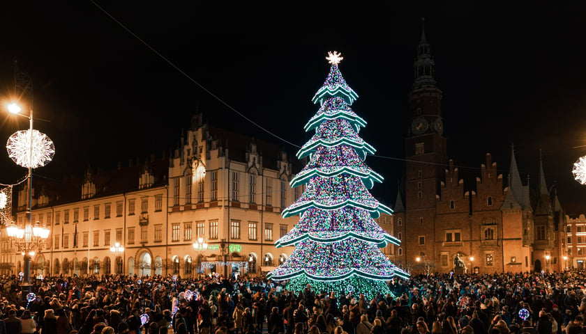 Na zdjęciu świąteczna choinka na rynku we Wrocławiu. Sprawdź życzenia na Boże Narodzenie. Zobacz jakie atrakcje można znaleźć w mieście. Poznaj przepis na barszcz wigilijny.