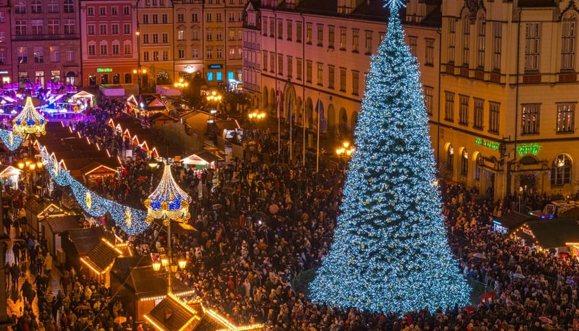 Na zdjęciu świąteczna choinka podczas Jarmarku Bożonarodzeniowego 2025 we Wrocławiu. Sprawdź życzenia świąteczne, ciekawostki oraz przepis na barszcz wigilijny