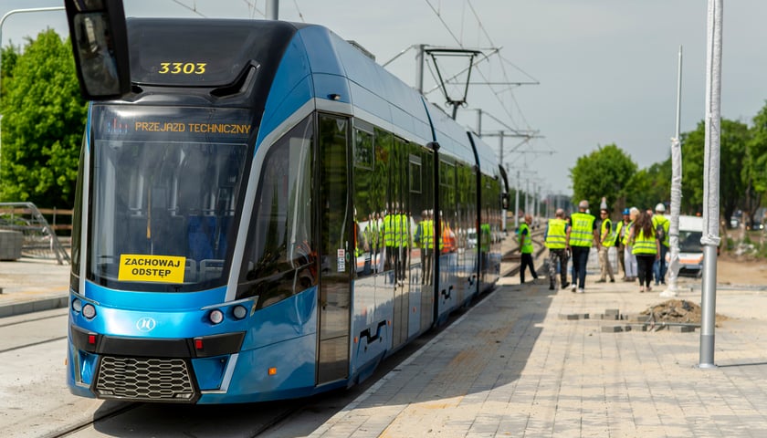 Na zdjęciu próbny przejazd tramwaju wrocławskiego MPK
