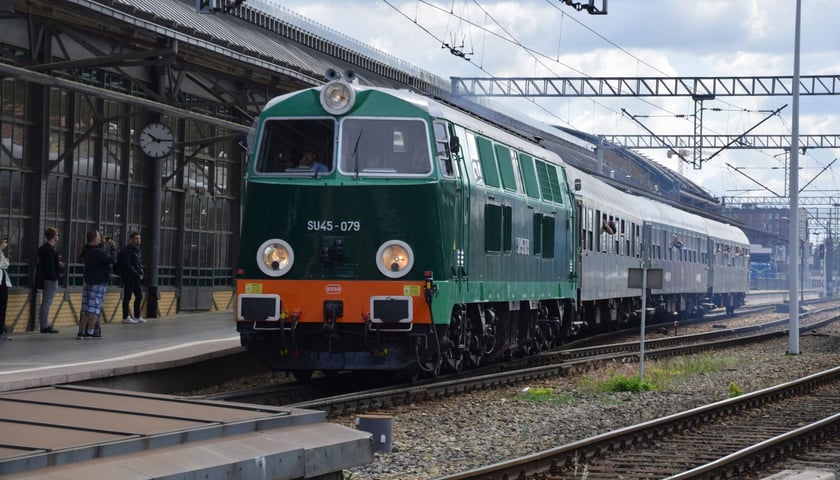 Dzień Kolejarza 2022. Na zdjęciu widać lokomotywę  SU45 – 079, która ciągnie wagony po torach