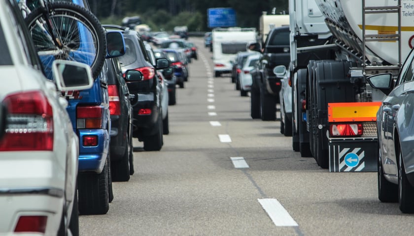 Na zdjęciu widać auta, które stoją w korku