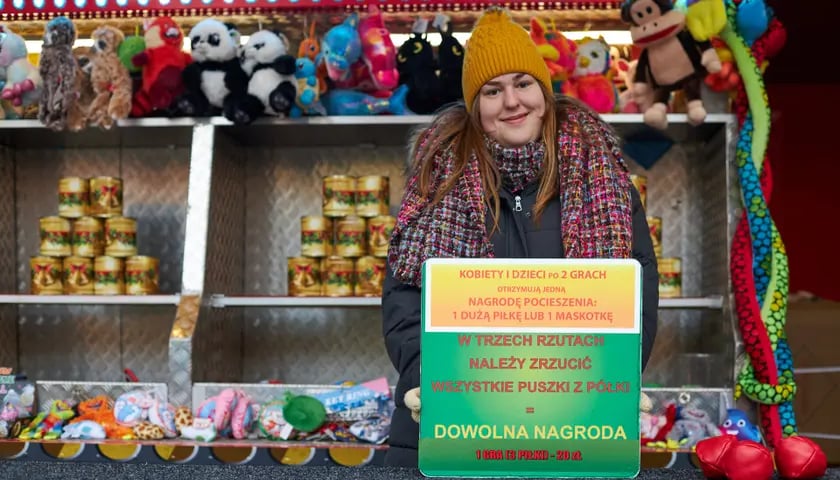 Na zdjęciu widać kobietę, która oferuje jedną z atrakcji dla dzieci na Jarmarku Bożonarodzeniowym we Wrocławiu