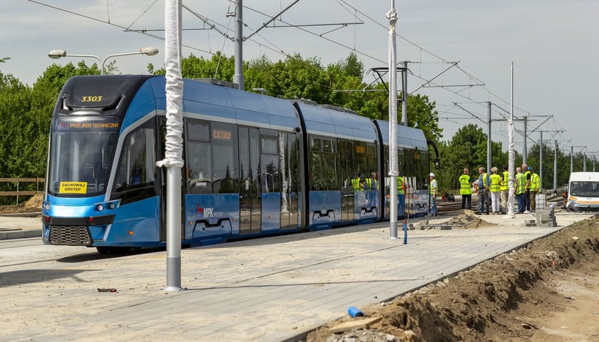 Na zdjęciu tramwaj MPK Wrocław na przystanku, zdjęcie ilustracyjne