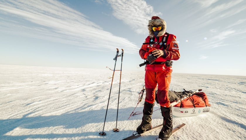 Na zdjęciu Mateusz Waligóra na nartach podczas wyprawy