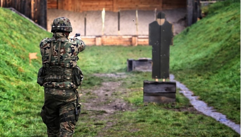 Na zdjęciu żołnierz na strzelnicy strzela do sylwetki człowieka
