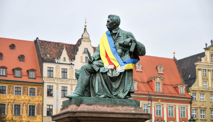 Na zdjęciu pomnik Aleksandra Fredry we Wrocławiu, przepasany wstęgami w barwach flag ukraińskiej i wrocławskiej. Zdjęcie ilustracyjne 