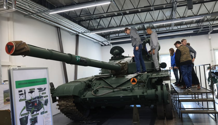 Na zdjęciu grupa osób oglądająca czołg prezentowany podczas Dni Otwartych AWL