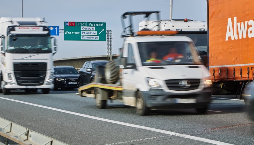 Samochody na autostradzie 