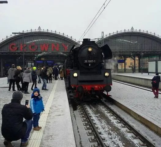 Na zdjęciu widać zabytkowy pociąg, który stoi na stacji Dworzec Główny PKP we Wrocławiu