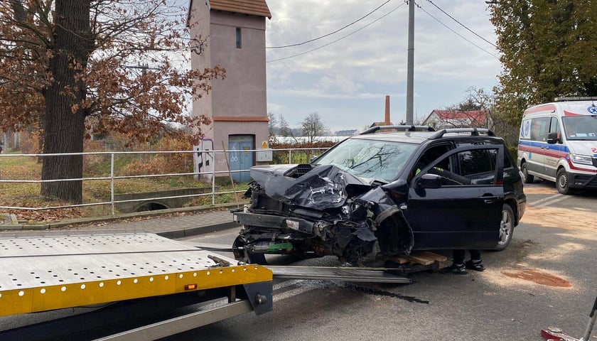 Na zdjęciu jeden z samochodów, biorących udział w wypadku w Krzeptowie, wciągany na lawetę