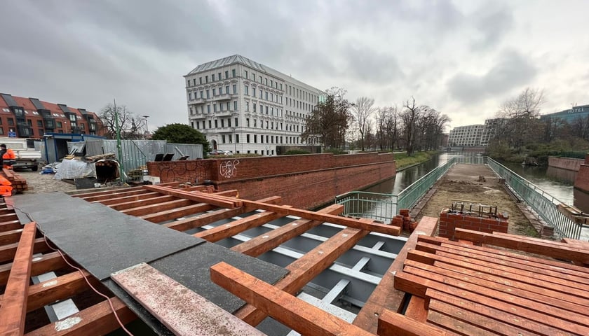 Na zdjęciu remontowany most św. Klary we Wrocławiu