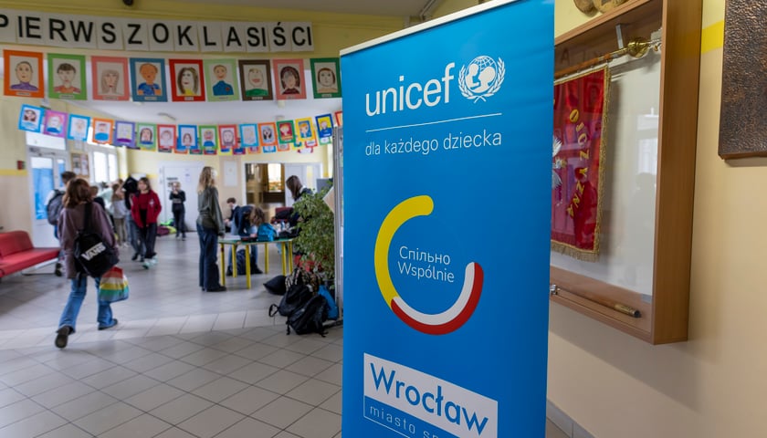 Na zdjęciu: baner UNICEF-u w SP nr 63 we Wrocławiu