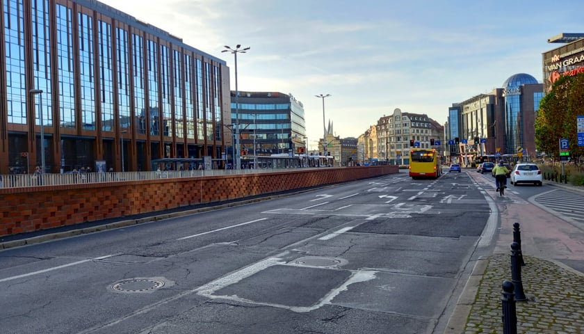 Na zdjęciu jezdnia północna na Oławskiej, na której będą wykonywane roboty drogowe