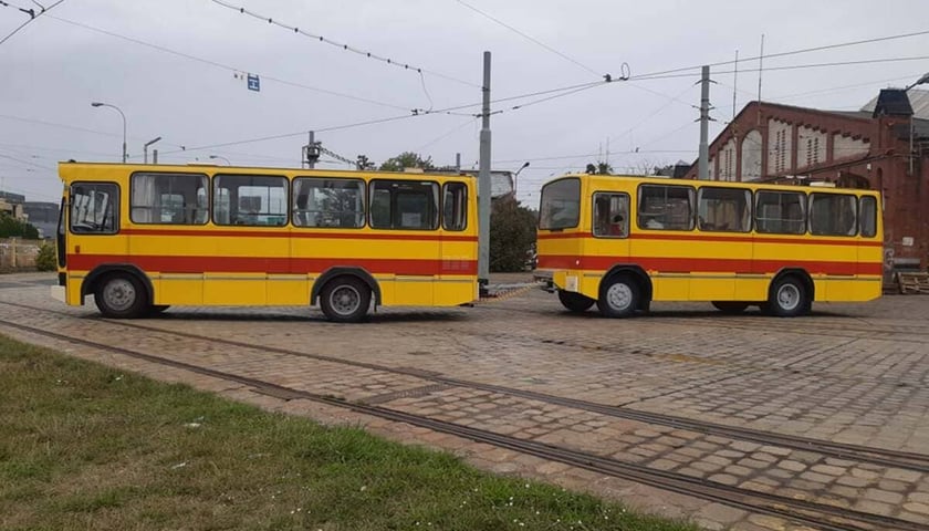 zabytkowy Jelcz 080 z przyczepą