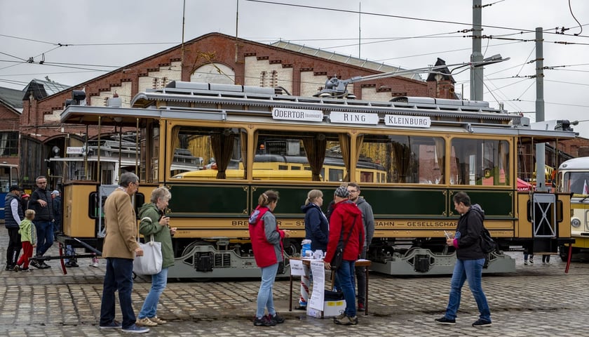 Na zdjęciu odrestaurowany tramwaj Maxium z 1901 roku, stojący przed dawną Zajezdnią Popowice przy ulicy Legnickiej 65 
