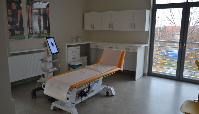 Na zdjęciu nowocześnie wyposażona sala w szpitalu przy ulicy Koszarowej we Wrocławiu