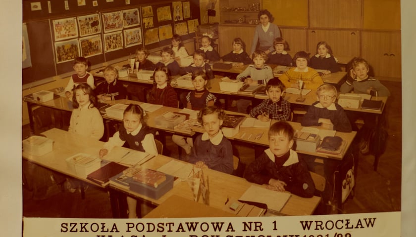 Zdjęcia pochodzą z kronik z archiwum SP nr 1 przy ul. Nowowiejskiej we Wrocławiu. Na zdjęciu uczniowie jednej z klas