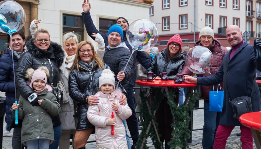 Na zdjęciu widać ludzi, którzy bawią się na Jarmarku Bożonarodzeniowym w Rynku we Wrocławiu 
