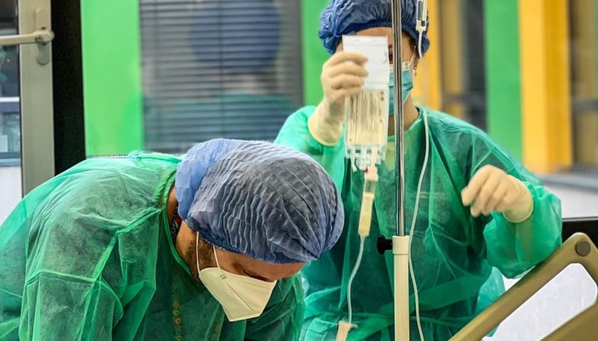 Na zdjęciu lekarze Kliniki Transplantacji Szpiku, Onkologii i Hematologii Dziecięcej we Wrocławiu podczas zabiegu z podaniem komórek CAR-T