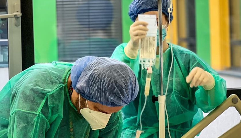Na zdjęciu lekarze Kliniki Transplantacji Szpiku, Onkologii i Hematologii Dziecięcej we Wrocławiu podczas zabiegu z podaniem komórek CAR-T