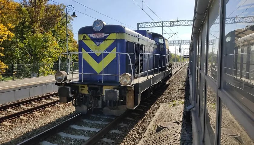 Na zdjęciu zabytkowa lokomotywa spalinowa SM42