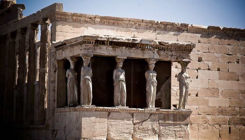 Na zdjęciu: kariatydy w ruinach świątyni starożytnej w Atenach