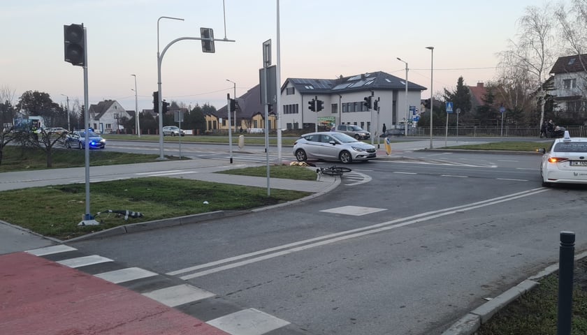 Na zdjęciu zdarzenie drogowe przy Buforowej z udziałem rowerzystki i kierowcy samochodu 