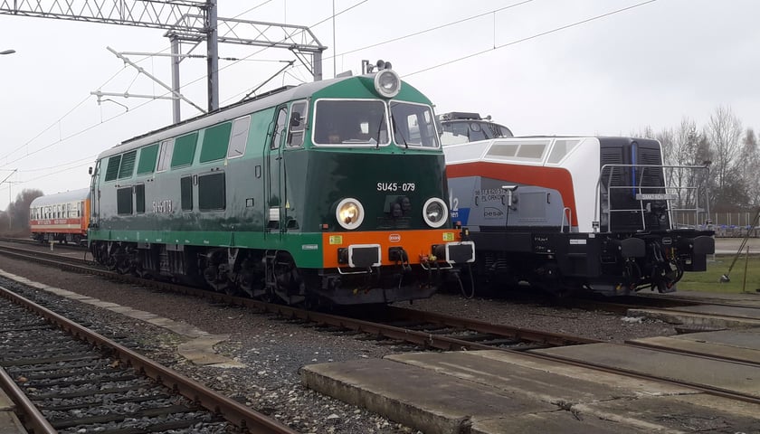 Na zdjęciu widać  lokomotywę SU45 - 079, a tuż obok niej - po prawej stronie - najnowsza lokomotywa wodorowa Pesy oraz na trzecim planie wagon pomiarowy